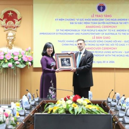 Trao tặng Kỷ niệm chương “Vì sức khỏe nhân dân” cho Đại sứ đặc mệnh toàn quyền Australia tại Việt Nam